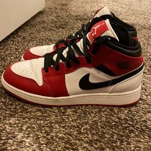 Jordan 1 mid “Chicago” GRADE SCHOOL 6